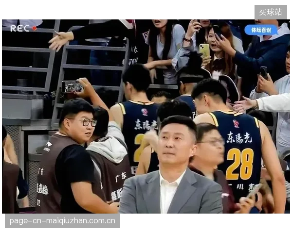 杜锋指导尝试多种防守阵型应对内线劣势，但广东队整体防守体系仍需重建。